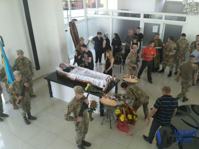 В Ивано-Франковске попрощались с украинским бойцом (фото, видео)