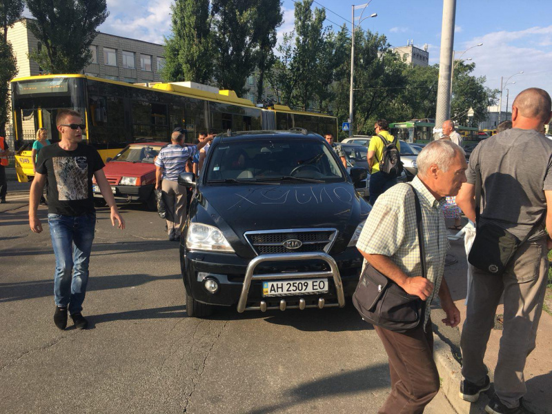 У Києві жорстко покарали "героя парковки", який паралізував рух (фото)