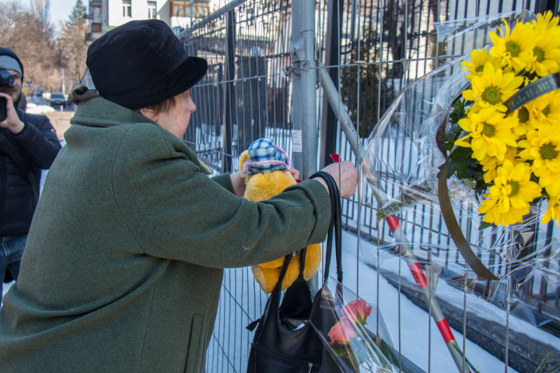 Пожежа в Кемерово: у Києві під посольство Росії принесли квіти та іграшки (фото)