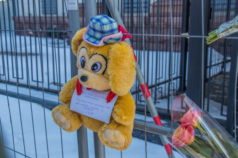 Пожежа в Кемерово: у Києві під посольство Росії принесли квіти та іграшки (фото)