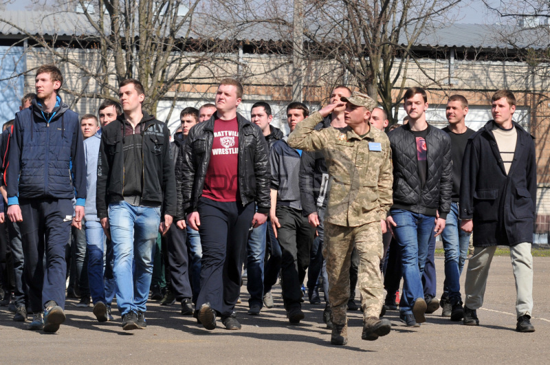 В Україні стартував весняний призов: в Харкові відбулися урочисті проводи (фото)