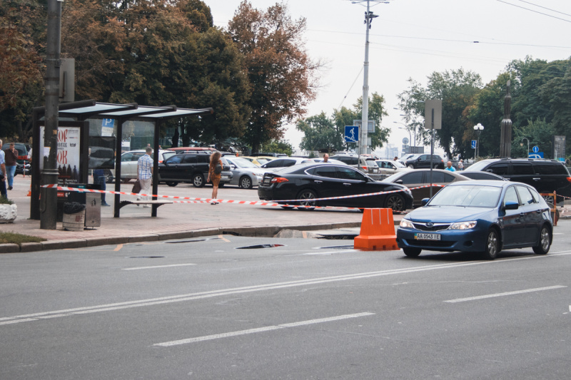 "Гайда на водойму": у центрі Києва прорвало трубу (фото, відео)