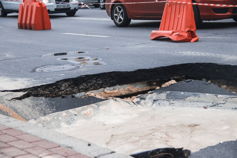 "Гайда на водойму": у центрі Києва прорвало трубу (фото, відео)