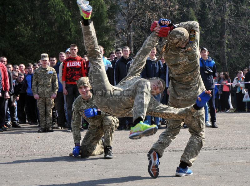 В Україні стартував весняний призов: в Харкові відбулися урочисті проводи (фото)