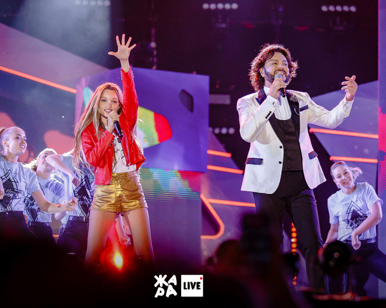 "Под аплодисменты взволнованной публики": Настя Каменских восхитила образом на "Жаре"