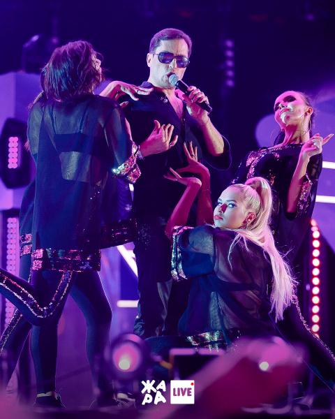 "Под аплодисменты взволнованной публики": Настя Каменских восхитила образом на "Жаре"