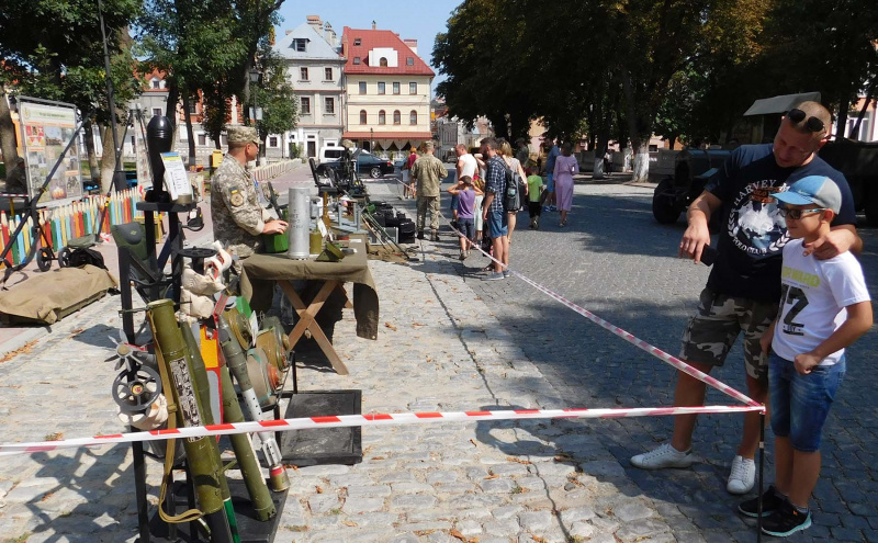 Особенно понравилось детям: саперы в честь Дня Независимости продемонстрировали современное оборудование (фото)