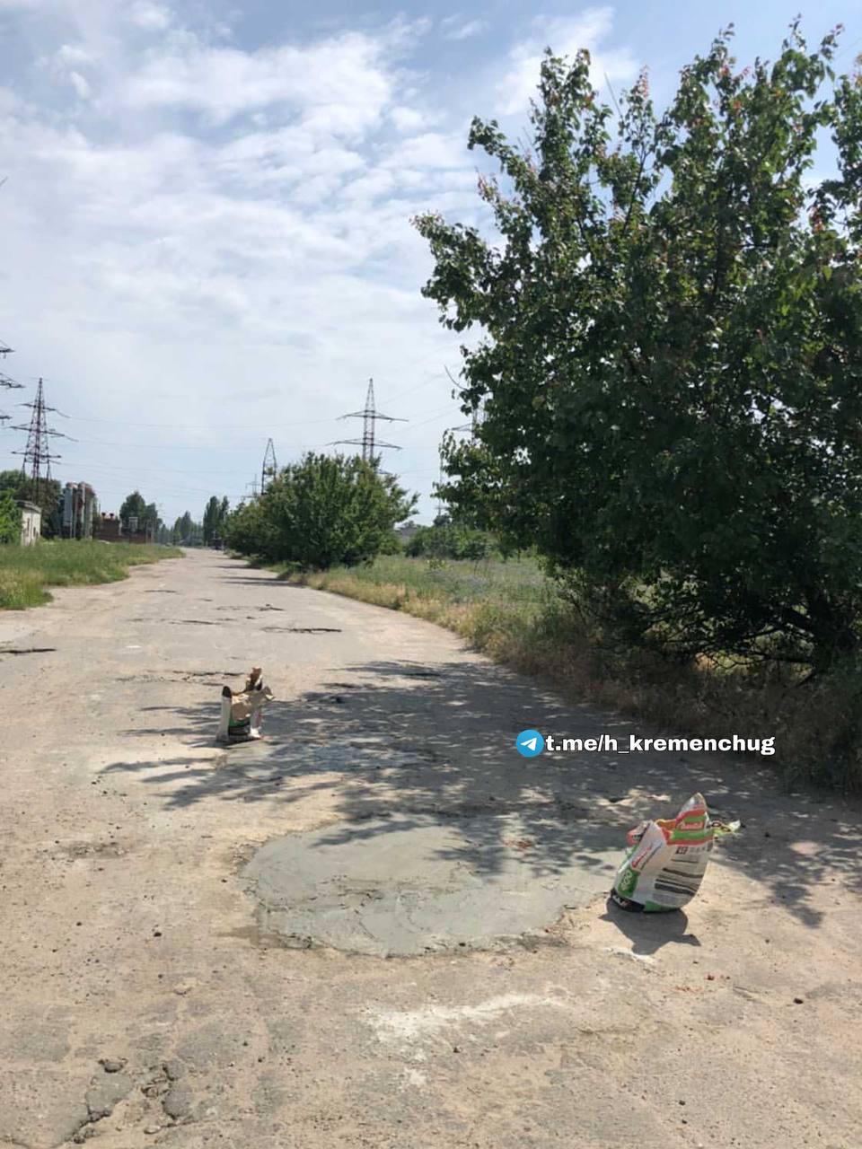 В Кременчуге мужчина решил подлатать дорогу, но стоило ему отвернуться, как все пошло не так