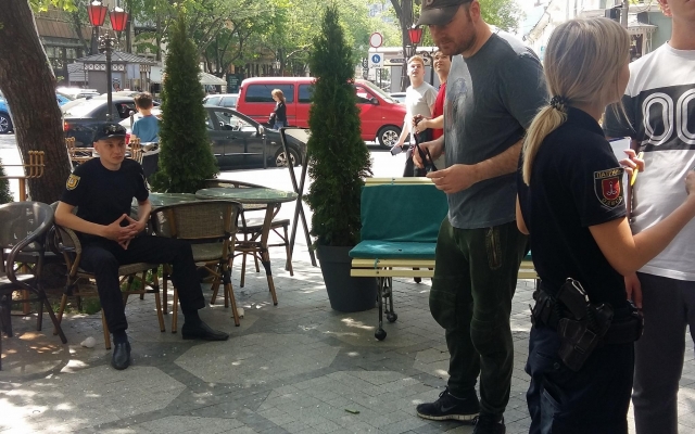 У центрі Одеси на відвідувачів кафе зверху впав чоловік (фото)