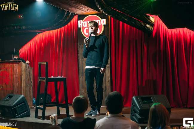 Не Поперечний: стендап-комік, що виступав у Криму, їде в Україну