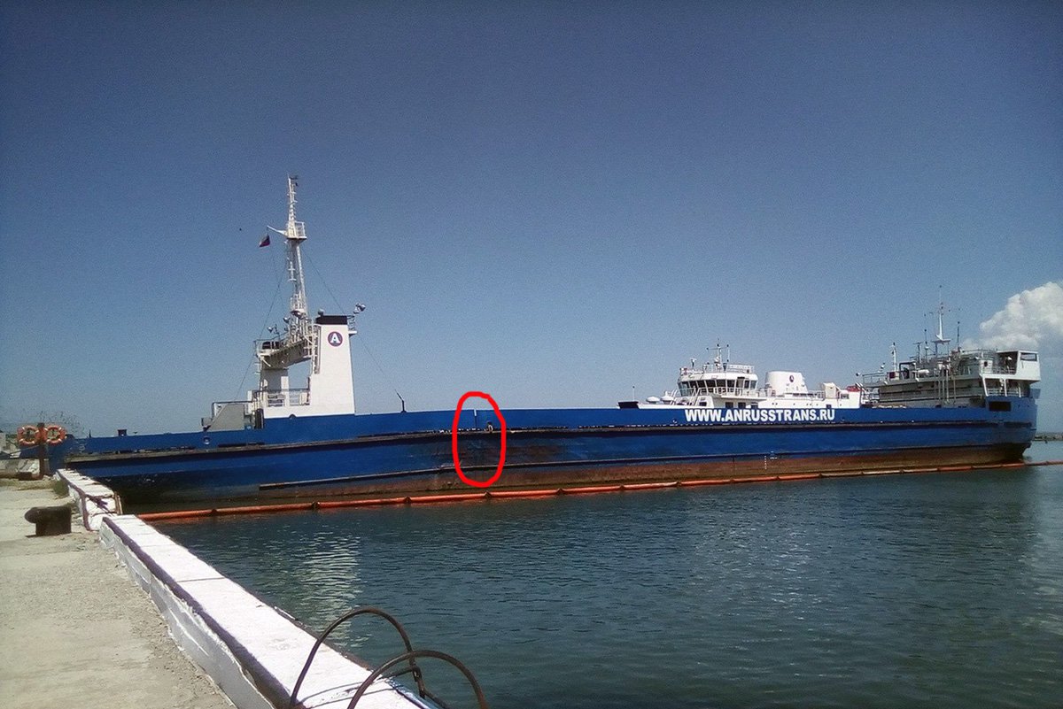 В Крыму "треснул пополам" паром оккупантов (фото)