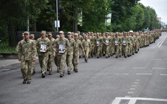 Бойцы ООС устроили торжественное шествие улицами Львова (фото)
