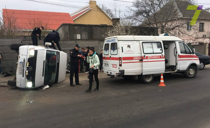 Масштабне ДТП: в Одесі перекинулася маршрутка з пасажирами