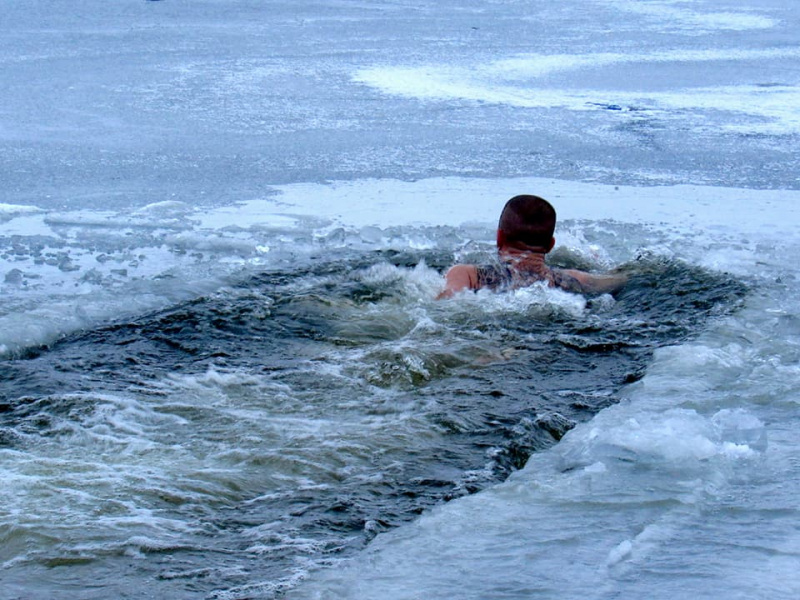 Крещение 2018: украинские военнослужащие показали, как ныряли в прорубь