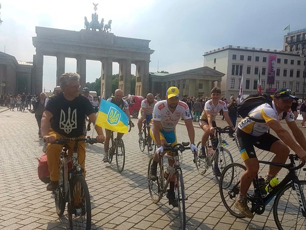 До Берлина добрался благотворительный велопробег украинцев Берлин украинцы велопробег фото