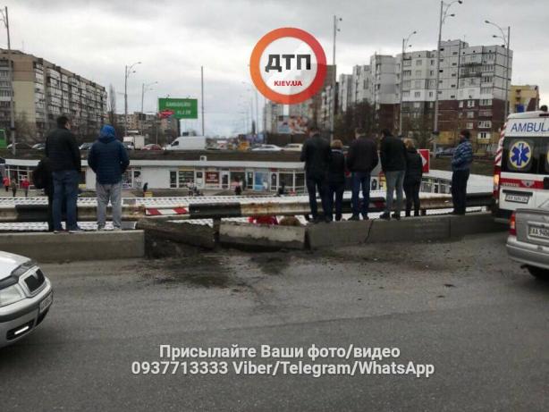 У Києві водій "вилетів" з дороги і врізався в МАФи (фото)