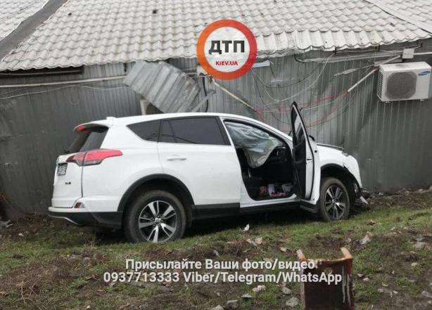 У Києві водій "вилетів" з дороги і врізався в МАФи (фото)
