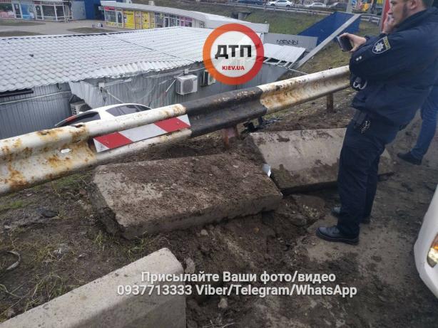У Києві водій "вилетів" з дороги і врізався в МАФи (фото)