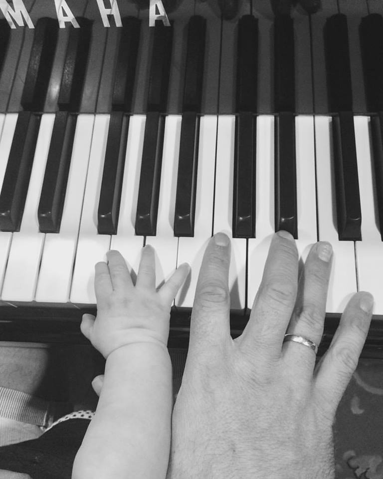 Композитор Евгений Хмара показал первые уроки фортепиано для маленького сына