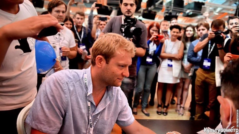 В Україні вперше імплантували людині чіп у руку