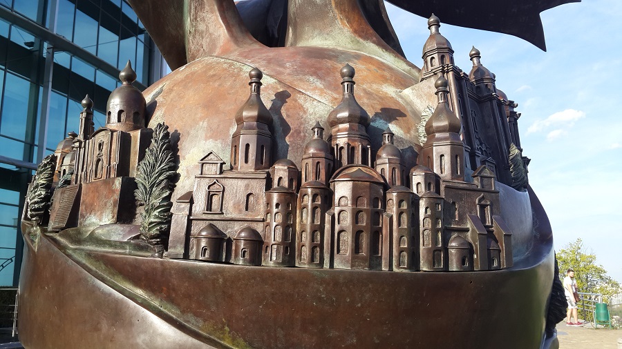 На памятнике изображены фрагменты церквей, которые помогал возводить Иван Мазепа