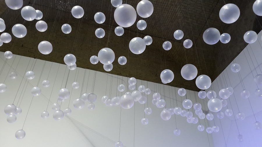 Инсталляция "Черный дождь" Владислава Новаковского