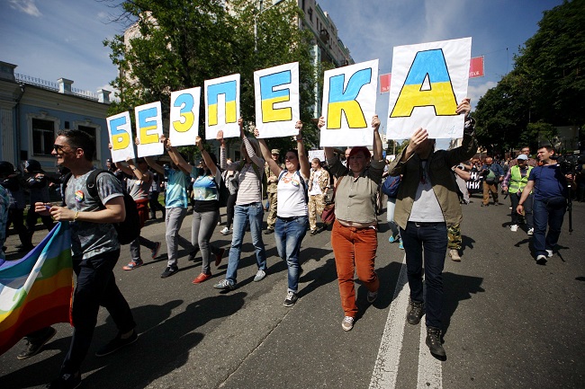 Участники Марша равенства в Киеве выступают против насилия