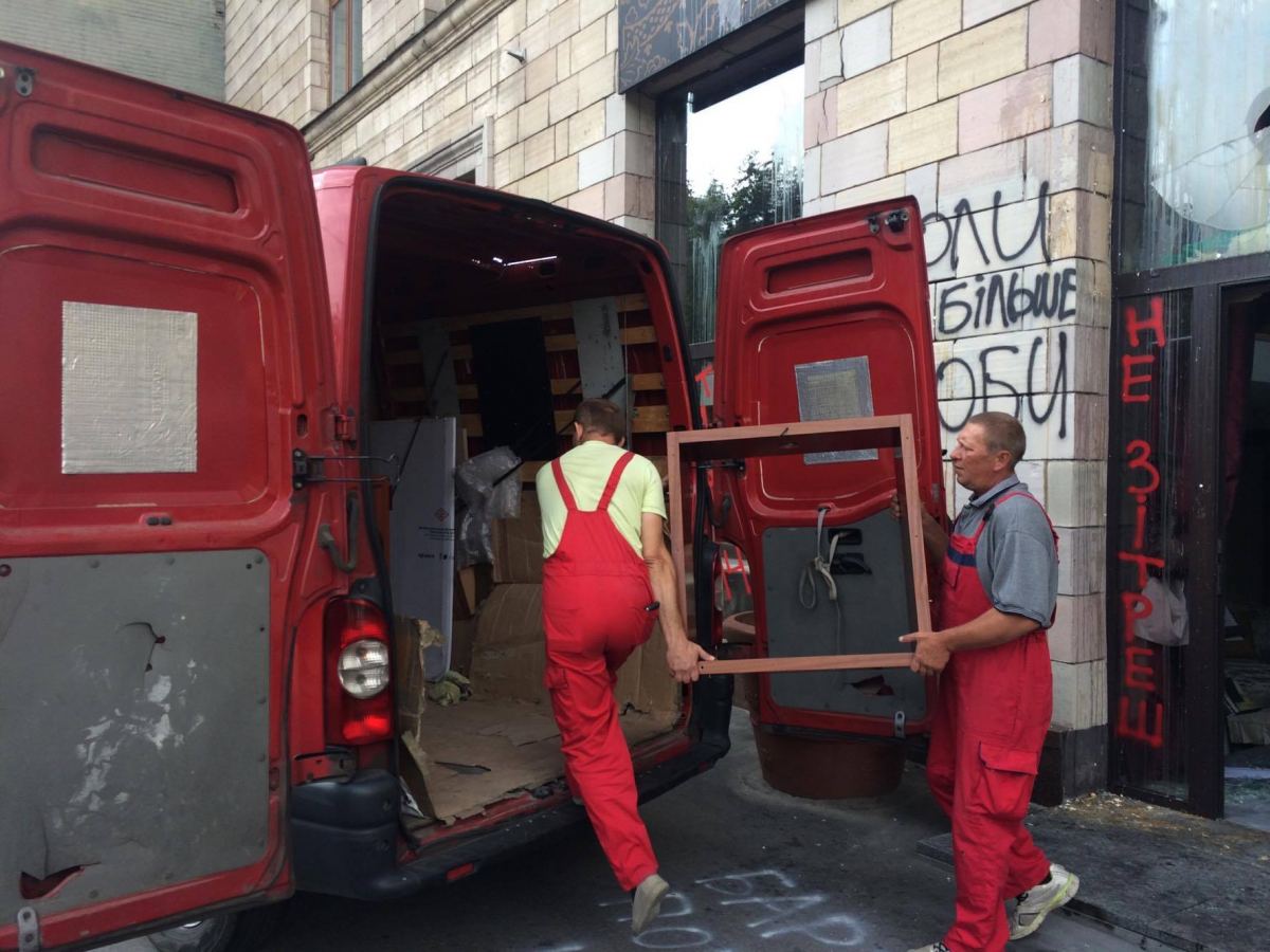 Скандальний магазин на Грушевського залишився без меблів