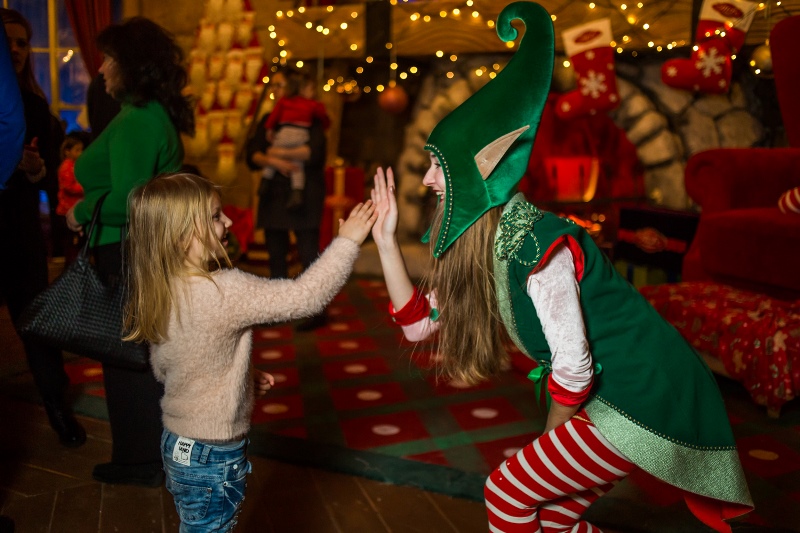 "Я слышал, как папа сказал маме, что лучше всего дарить деньги": что маленькие украинцы просят у Деда Мороза