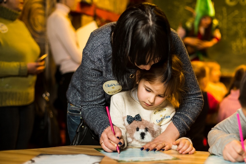 "Я слышал, как папа сказал маме, что лучше всего дарить деньги": что маленькие украинцы просят у Деда Мороза
