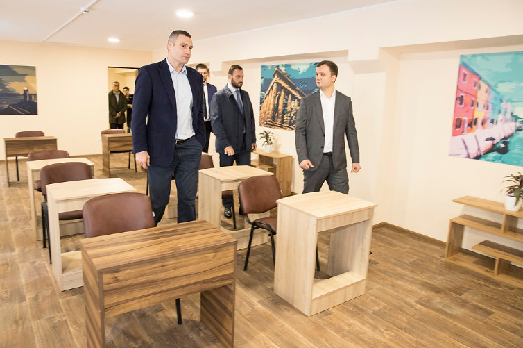 Кличко перевірив, як відремонтували гуртожиток для працівників КП "Київпастранс" (фото)