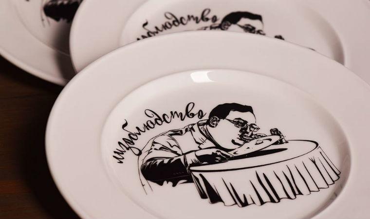 В Україні випустили посуд з Геращенко, який облизує тарілку