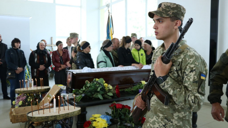 В Івано-Франківську провели в останню путь загиблого на Донбасі бійця (фото)