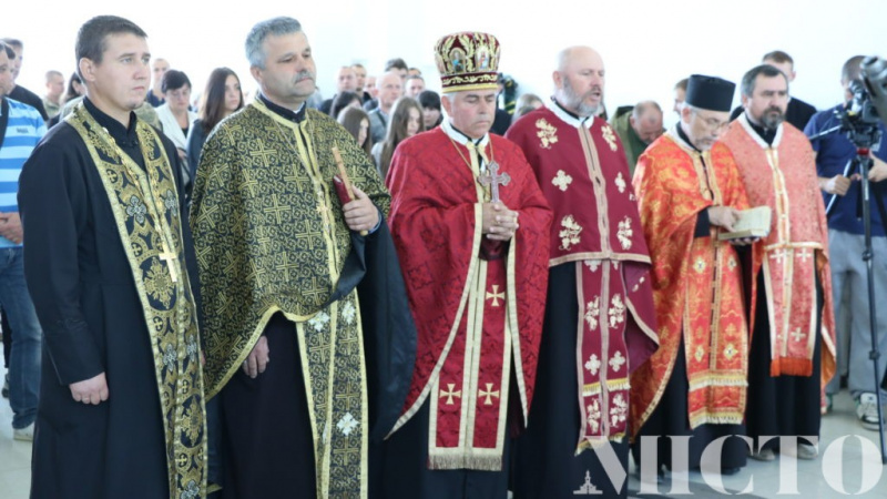 В Івано-Франківську провели в останню путь загиблого на Донбасі бійця (фото)