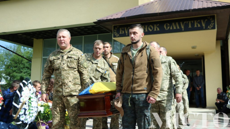 В Івано-Франківську провели в останню путь загиблого на Донбасі бійця (фото)