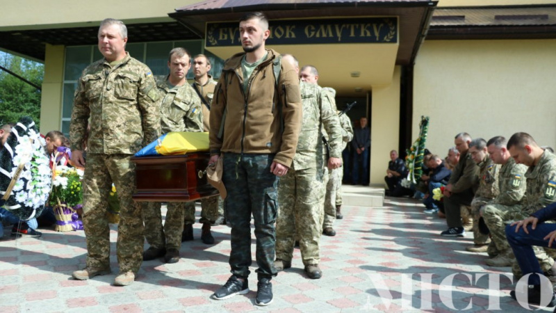 В Івано-Франківську провели в останню путь загиблого на Донбасі бійця (фото)