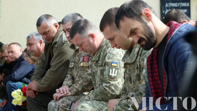 В Івано-Франківську провели в останню путь загиблого на Донбасі бійця (фото)