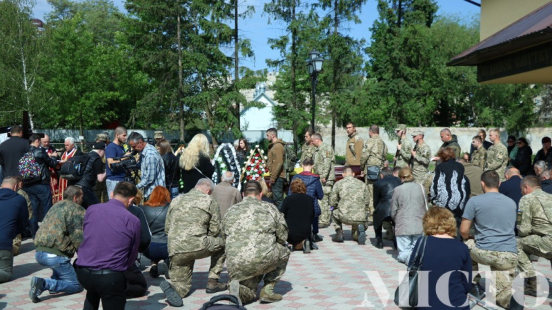 В Івано-Франківську провели в останню путь загиблого на Донбасі бійця (фото)