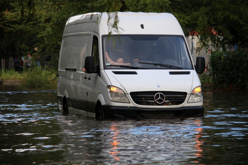 Ливень в Днепре: на символичной улице образовалось озеро (фото)