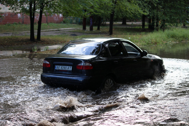 Ливень в Днепре: на символичной улице образовалось озеро (фото)