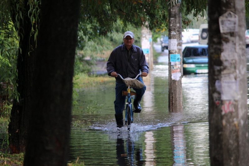 Ливень в Днепре: на символичной улице образовалось озеро (фото)