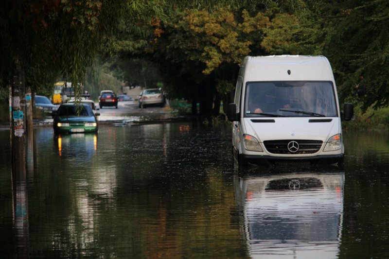 Ливень в Днепре: на символичной улице образовалось озеро (фото)