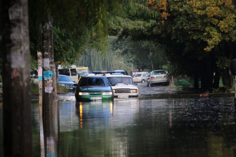 Ливень в Днепре: на символичной улице образовалось озеро (фото)