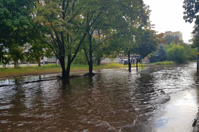 Ливень в Днепре: на символичной улице образовалось озеро (фото)