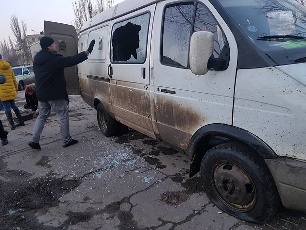 В Запорожской области зоозащитники разгромили машину отловщиков собак (фото)