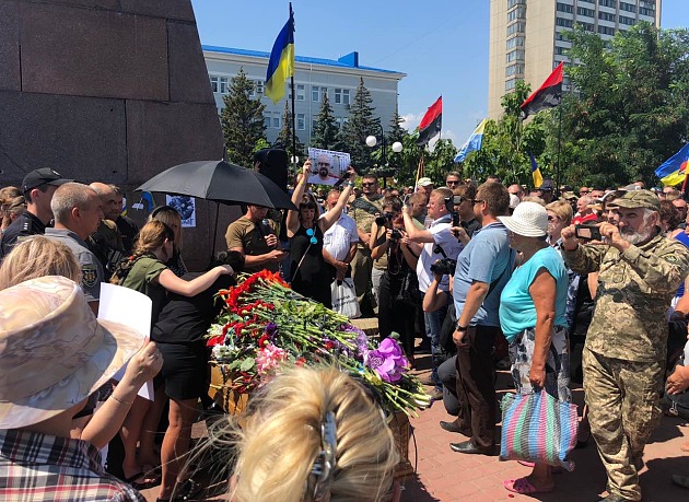 В Бердянске прощаются с убитым активистом Виталием Олешко (фото, видео)