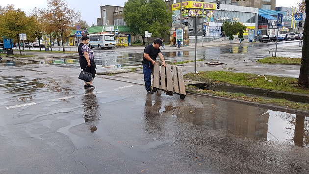 Улицы Бердянска из-за ливней превратились в реки (фото)