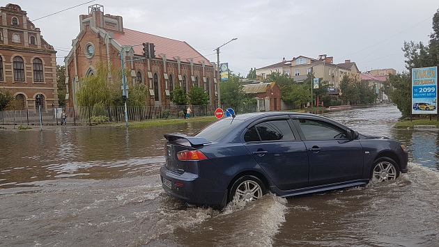 Улицы Бердянска из-за ливней превратились в реки (фото)