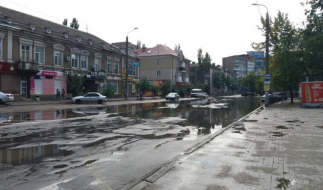 Улицы Бердянска из-за ливней превратились в реки (фото)