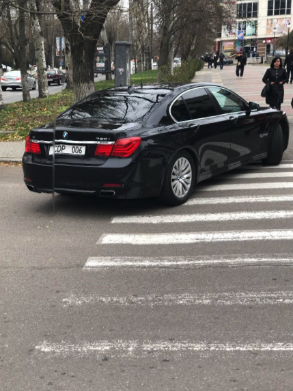 Трохи порушувала: у Херсоні помітили авто посла Німеччини, припарковане на "зебрі" (фото)